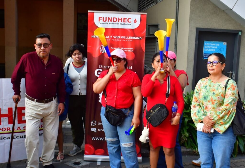 Pacientes con hemofilia protestan por su derecho a un tratamiento seguro frente a un tribunal en Ecuador.
