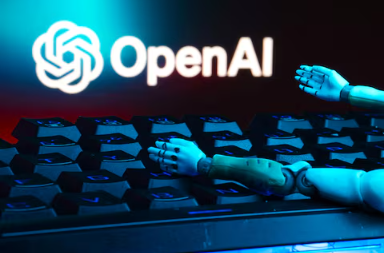 Ilustración con el logo de OpenAI, teclado y manos robóticas representando su expansión en Noruega