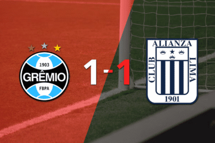 Hernán Barcos celebra su gol que le dio la clasificación a Alianza Lima frente a Grêmio