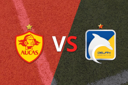 Jugadores de Aucas y Delfín en partido por la Liga Pro Ecuador 2025
