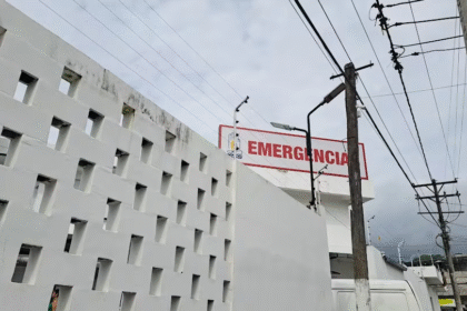 Fachada deteriorada del hospital Delfina Torres en Esmeraldas