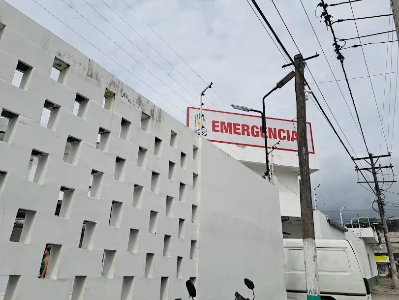 Fachada deteriorada del hospital Delfina Torres en Esmeraldas
