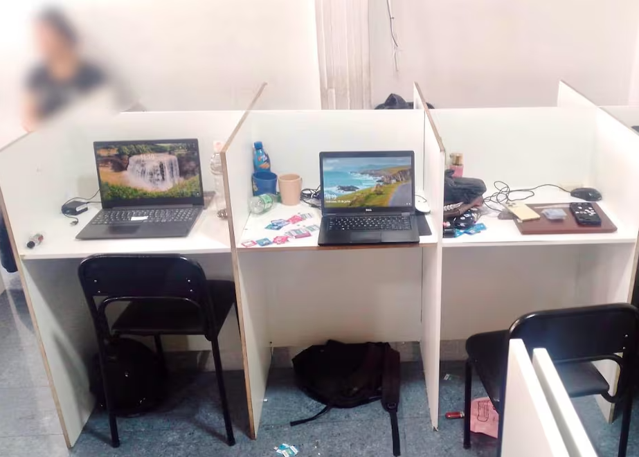 Operadores de call centers extorsivos en Quito amenazando a víctimas por llamadas y mensajes.