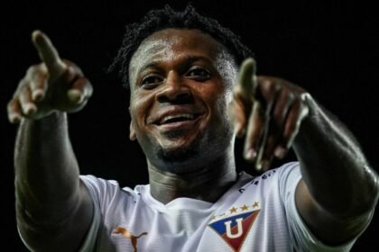 Michael Estrada celebra uno de sus tres goles en la goleada de Liga de Quito sobre Delfín.
