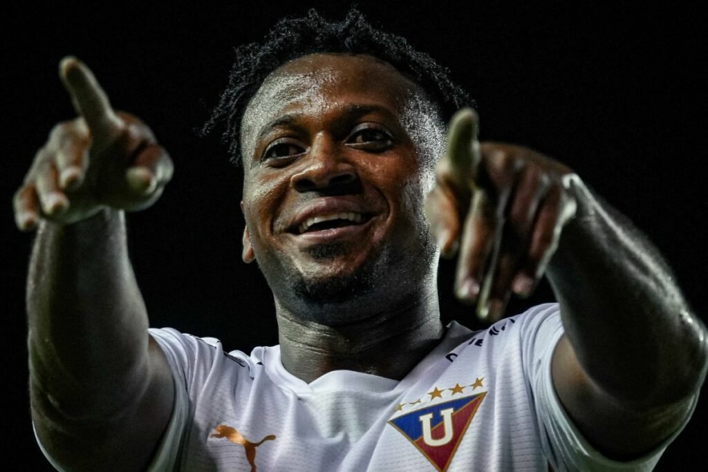 Michael Estrada celebra uno de sus tres goles en la goleada de Liga de Quito sobre Delfín.