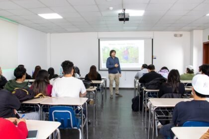 Comunidad rural practicando minga en Ecuador, ejemplo de bienestar entre los pobres felices