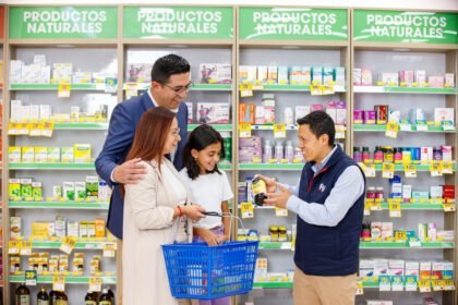Colaboradores de FEMSA Salud Ecuador realizando pausas activas como parte del autocuidado laboral