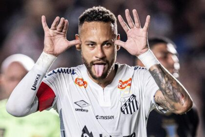 Neymar celebra su gol en su regreso al Santos ante Flamengo en el Brasileirao 2025
