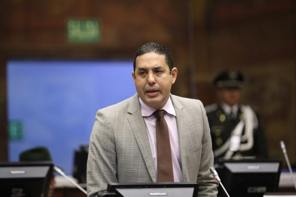Lenin Lara, asambleísta de la Revolución Ciudadana, denunciado por presunta infracción electoral.