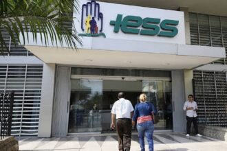 Adulto mayor revisando su pensión jubilar del IESS en Ecuador