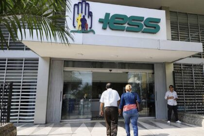 Adulto mayor revisando su pensión jubilar del IESS en Ecuador
