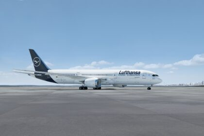 Vista del Boeing 777X con alas plegables, diseño renovado y el motor comercial más grande del mundo.