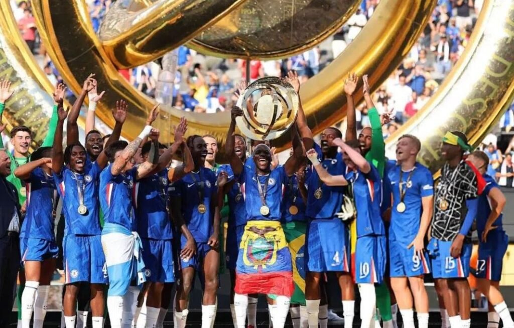 Moisés Caicedo levantando el trofeo del Mundial de Clubes 2025 con el Chelsea