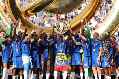 Moisés Caicedo levantando el trofeo del Mundial de Clubes 2025 con el Chelsea