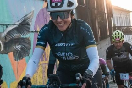 Ciclistas participando en el Giro de Rigo 2025 recorriendo las calles del Centro Histórico de Quito