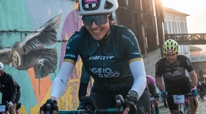 Ciclistas participando en el Giro de Rigo 2025 recorriendo las calles del Centro Histórico de Quito