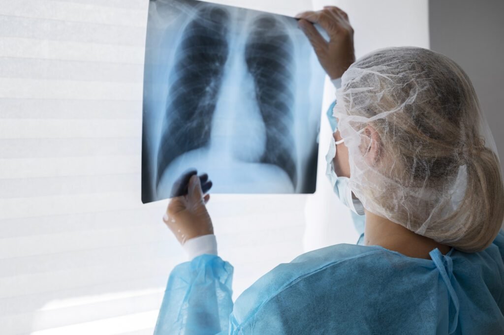 Imagen de paciente realizándose una radiografía médica en un hospital moderno