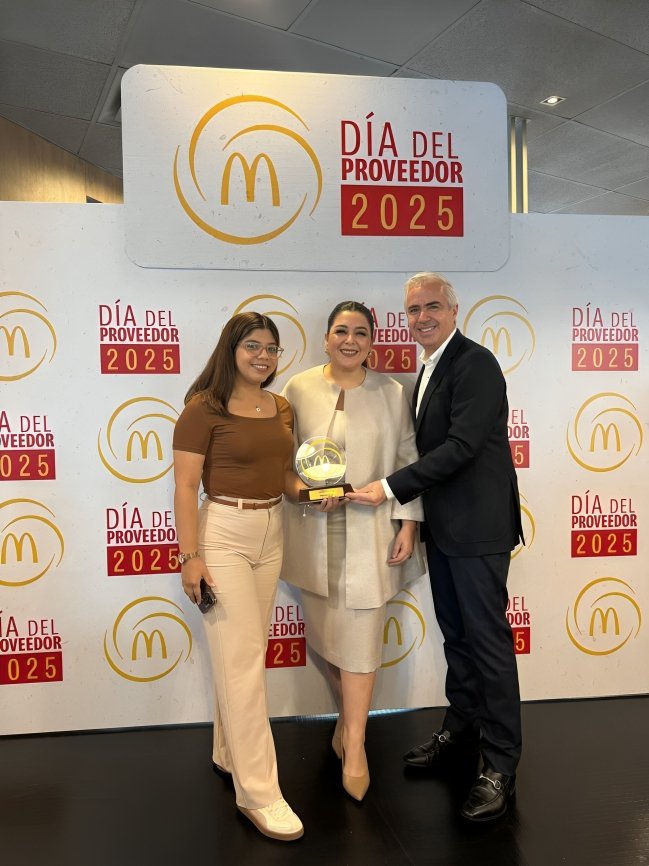 Ejecutivos de Arca Continental reciben reconocimiento por excelencia en servicio al cliente
