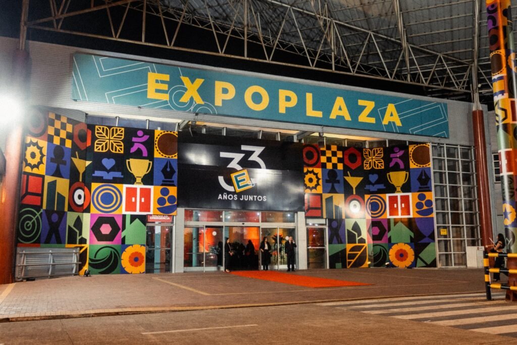 Vista de una feria en Expoplaza, plataforma clave para el turismo de negocios y la economía del Ecuador.