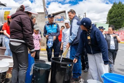 Tanquero de Vita Alimentos distribuyendo agua en barrios del sur de Quito durante la emergencia hídrica