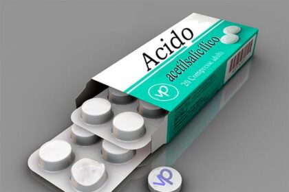 Comprimidos ácido acetilsalicílico prevención cardiovascular sobre fondo médico con estetoscopio mostrando tratamiento preventivo