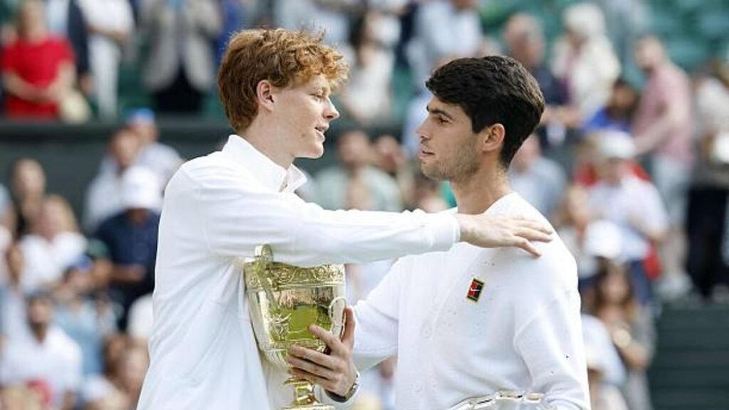 Jannik Sinner con el trofeo de Wimbledon 2025