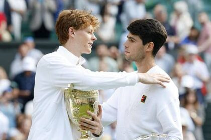 Jannik Sinner con el trofeo de Wimbledon 2025