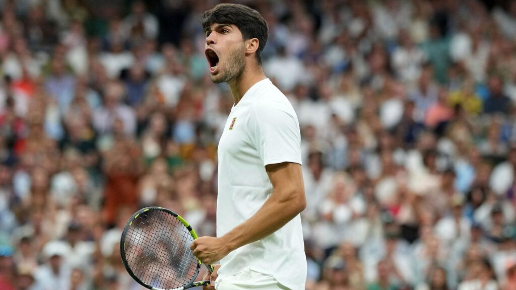 Carlos Alcaraz celebra tras ganar su partido de octavos en Wimbledon 2025