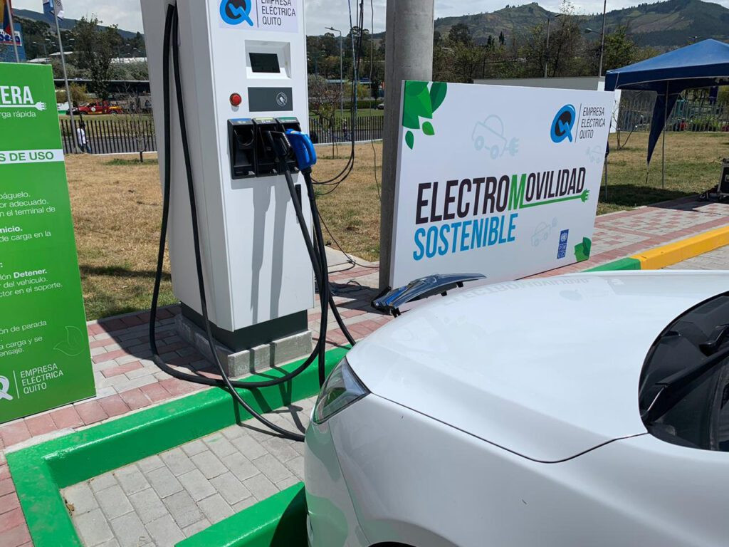 Vehículo eléctrico cargando batería en estación de carga rápida en Ecuador
