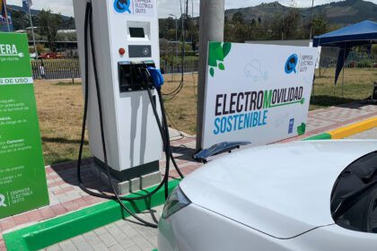 Vehículo eléctrico cargando batería en estación de carga rápida en Ecuador