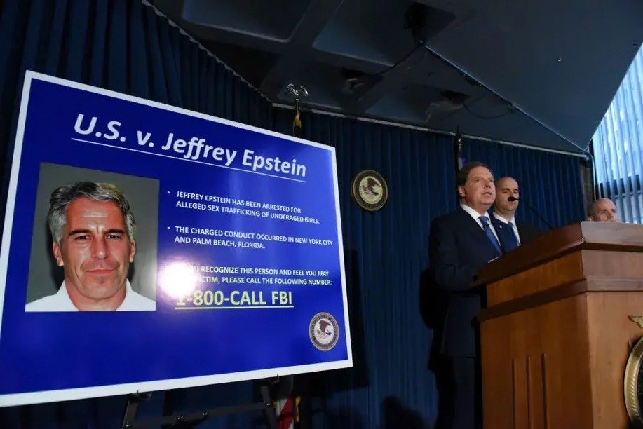 Jeffrey Epstein y Donald Trump conversando en evento social década 1990 archivos Epstein caso político