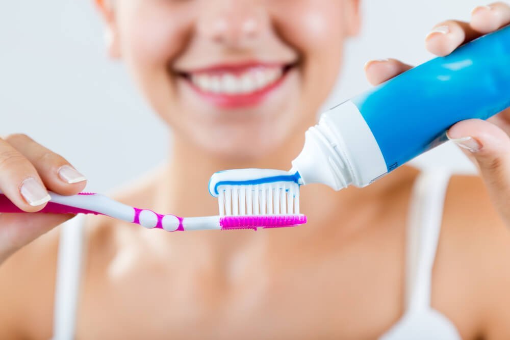 Lista oficial de Digemid mostrando 14 pastas dentales con fluoruro de estaño que causan irritación bucal