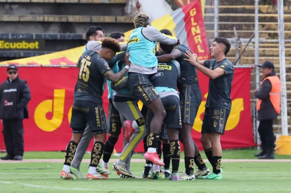 Jugadores de Aucas celebran gol ante El Nacional en la Liga Pro 2025