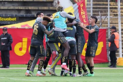 Jugadores de Aucas celebran gol ante El Nacional en la Liga Pro 2025