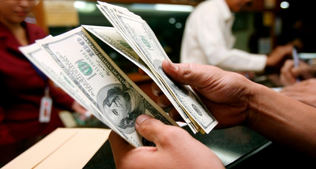 Persona con billetes en la mano