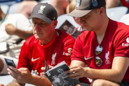 Liverpool ganó 3-1 al Preston en un emotivo homenaje a Diogo Jota, con tributos, goles dedicados y un conmovedor ‘You’ll Never Walk Alone’.