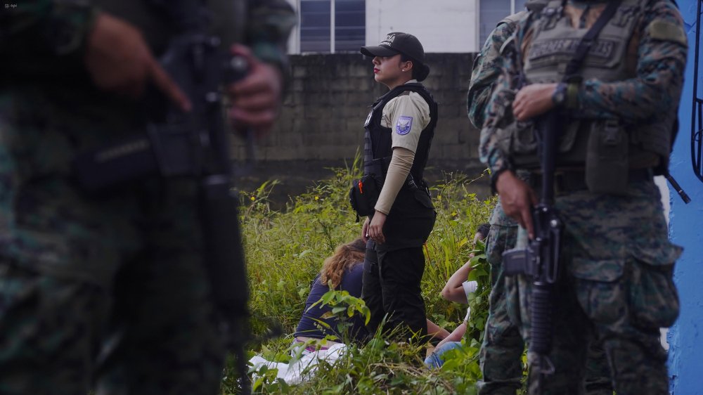 La reducción de homicidios en Ecuador alcanzó el 15 % en 2024. La Policía reporta menos crímenes, más capturas y miles de operativos.