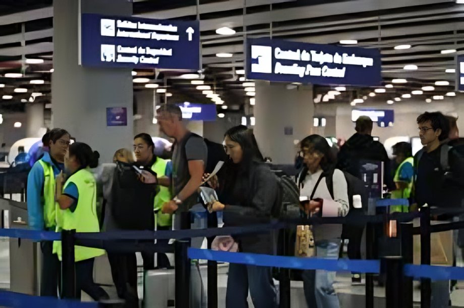 Una mujer ecuatoriana fallece en la zona de embarque del aeropuerto Jorge Chávez en Lima. Autoridades investigan la causa del deceso.