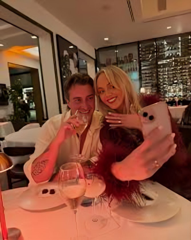Annie Knight de OnlyFans revela cómo su prometido, Henry Brayshaw, maneja el acoso en público. La pareja enfrenta críticas.