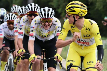 Jhonatan Narváez destaca en el Tour de Francia 2025 como escudero de Pogacar. Su actuación marca un hito para el ciclismo ecuatoriano.