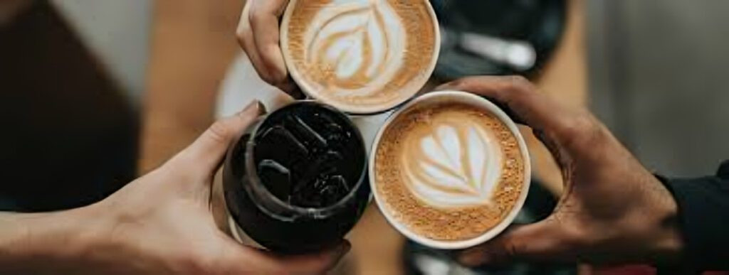 Cada vez más estudios vinculan tomar café y vivir más, pero los beneficios desaparecen si se añaden azúcar, nata o leche entera.