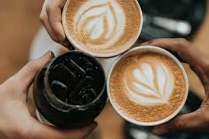 Cada vez más estudios vinculan tomar café y vivir más, pero los beneficios desaparecen si se añaden azúcar, nata o leche entera.