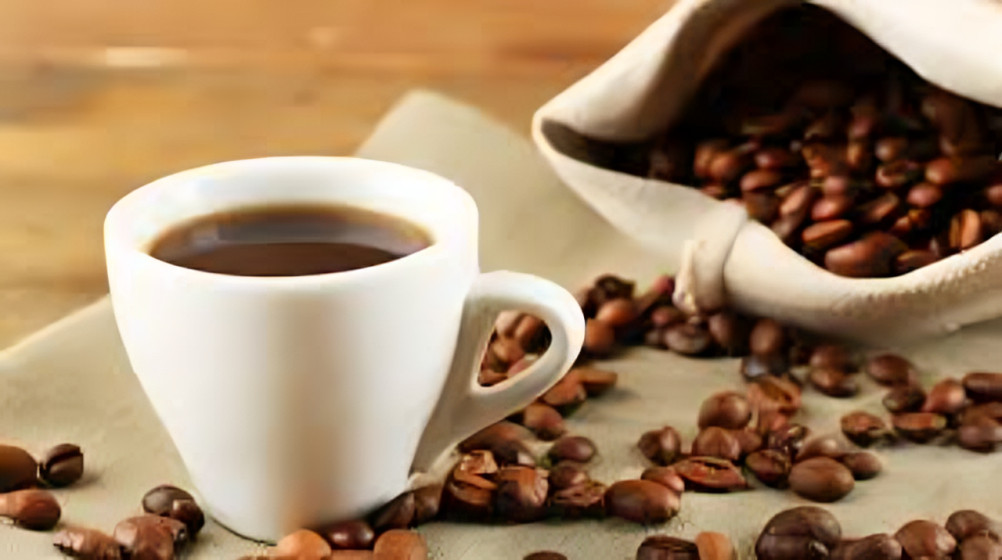 Cada vez más estudios vinculan tomar café y vivir más, pero los beneficios desaparecen si se añaden azúcar, nata o leche entera.