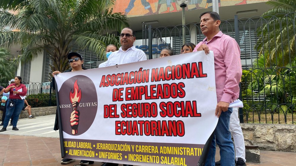 Extrabajadores del IESS protestan en Guayaquil tras despidos masivos. Denuncian arbitrariedad y claman: “Dimos la vida en pandemia”.