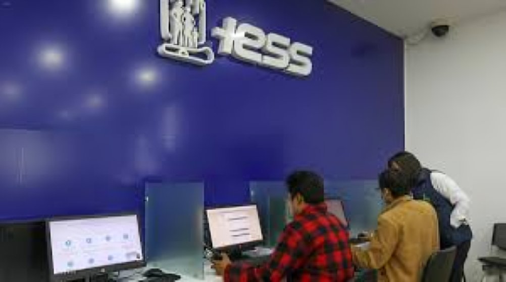 Extrabajadores del IESS protestan en Guayaquil tras despidos masivos. Denuncian arbitrariedad y claman: “Dimos la vida en pandemia”.