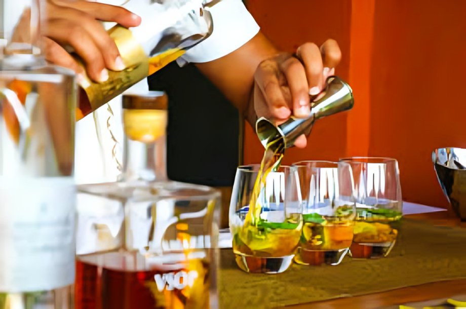 Gremios gastronómicos advierten que la ley seca durante la consulta popular de diciembre causará graves pérdidas económicas al sector formal.