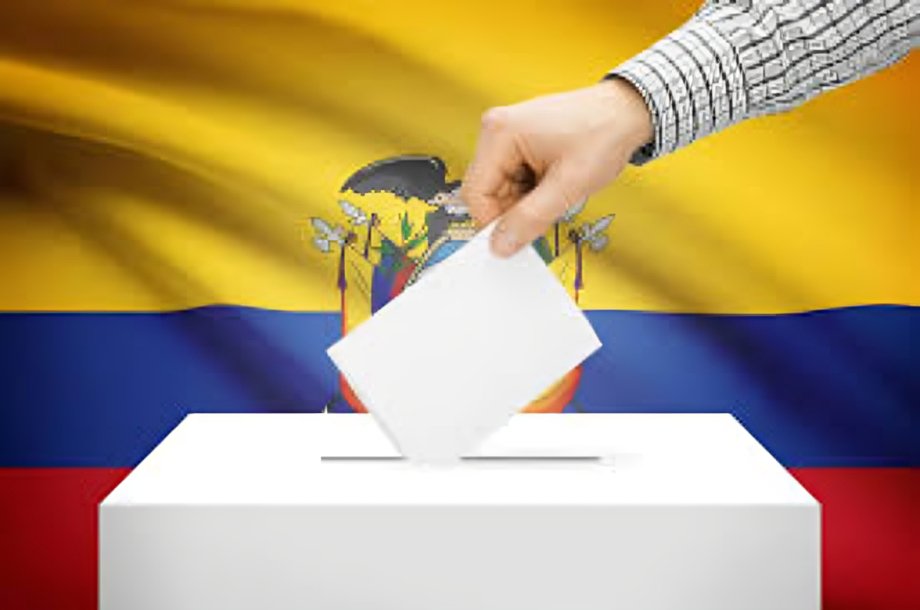 Urnas transparentes y papeletas de consulta popular Ecuador en centro de votación con ciudadanos ejerciendo su derecho democrático