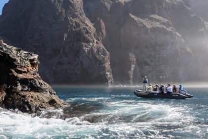 Turistas evacuando una playa en Galápagos por alerta de tsunami en Galápagos