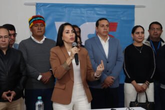 Luisa González durante una rueda de prensa en la sede de Revolución Ciudadana