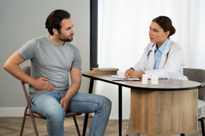 Colaboradores en oficina realizando pausas activas para cuidar su salud hepática